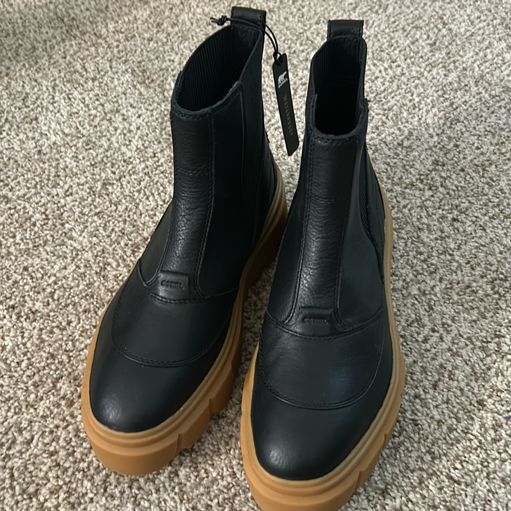 Sorel boots
New with tags 
Waterproof
Pet free, smoke free home
Women’s size 9